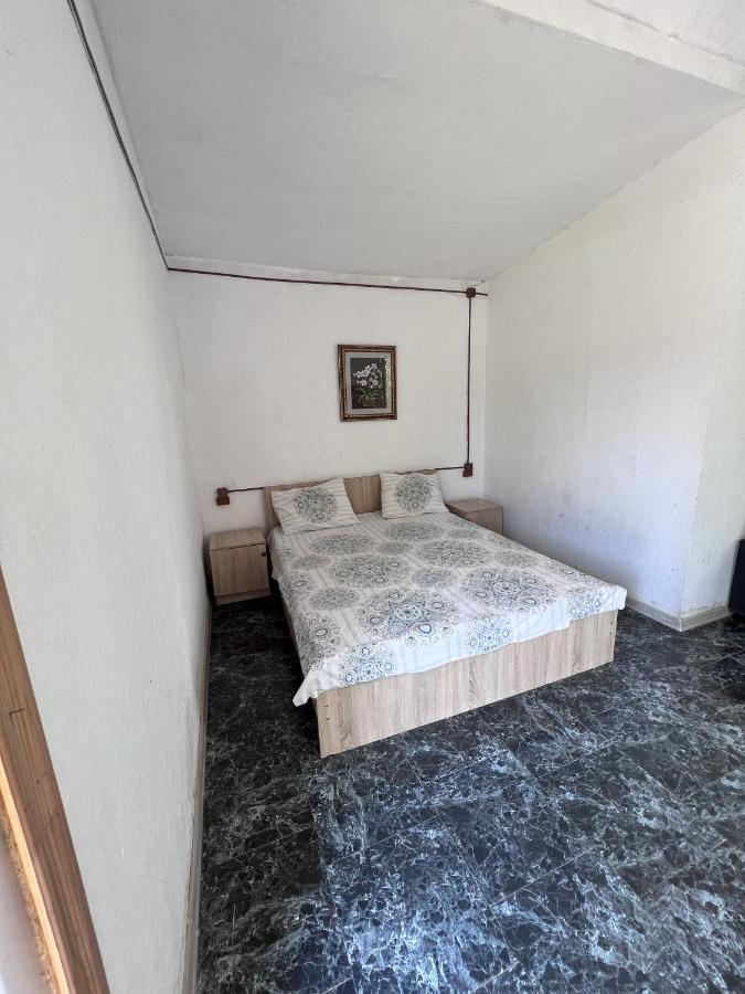 Hôtel V Gostiakh U Maii à Gagra Extérieur photo